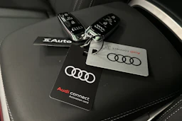 punainen Audi Q7 2026 kuva 40.