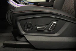 musta Audi Q7 2026 kuva 11.