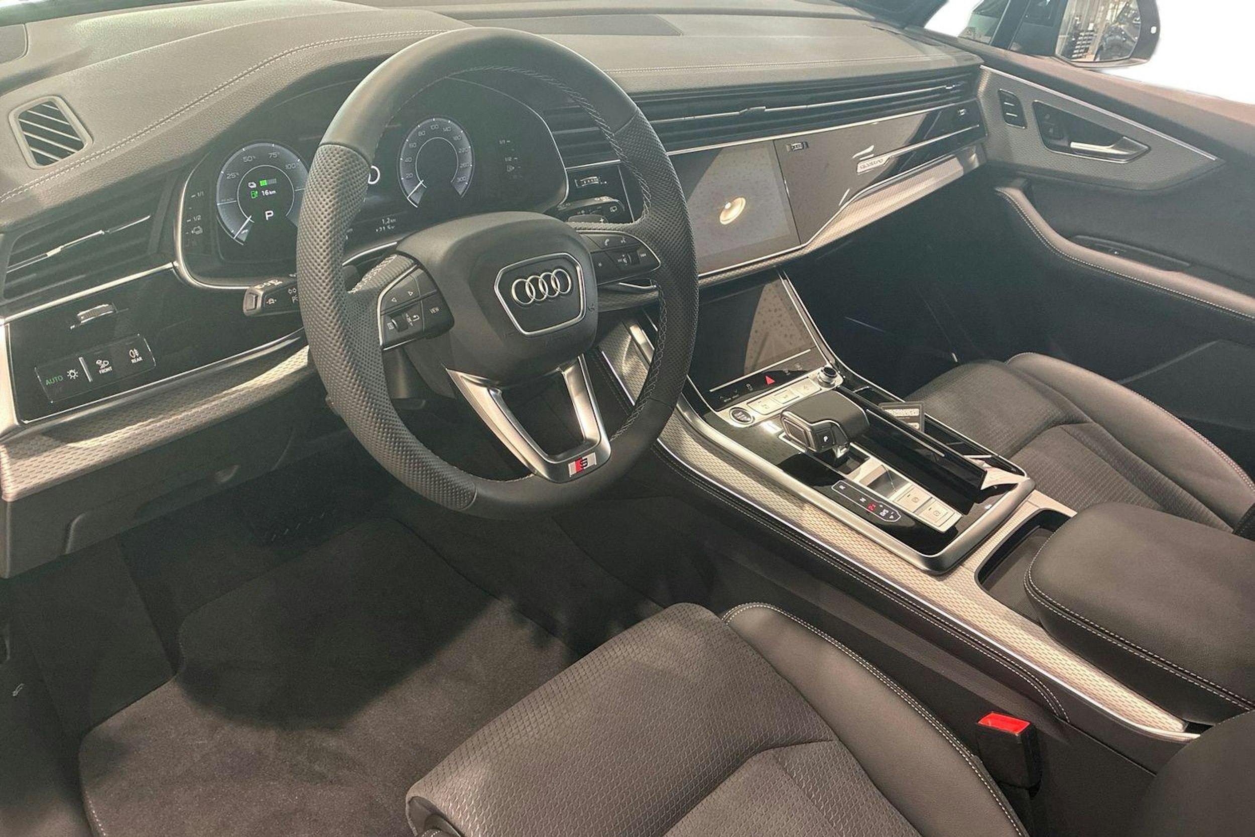 harmaa Audi Q7 2026 kuva 6.