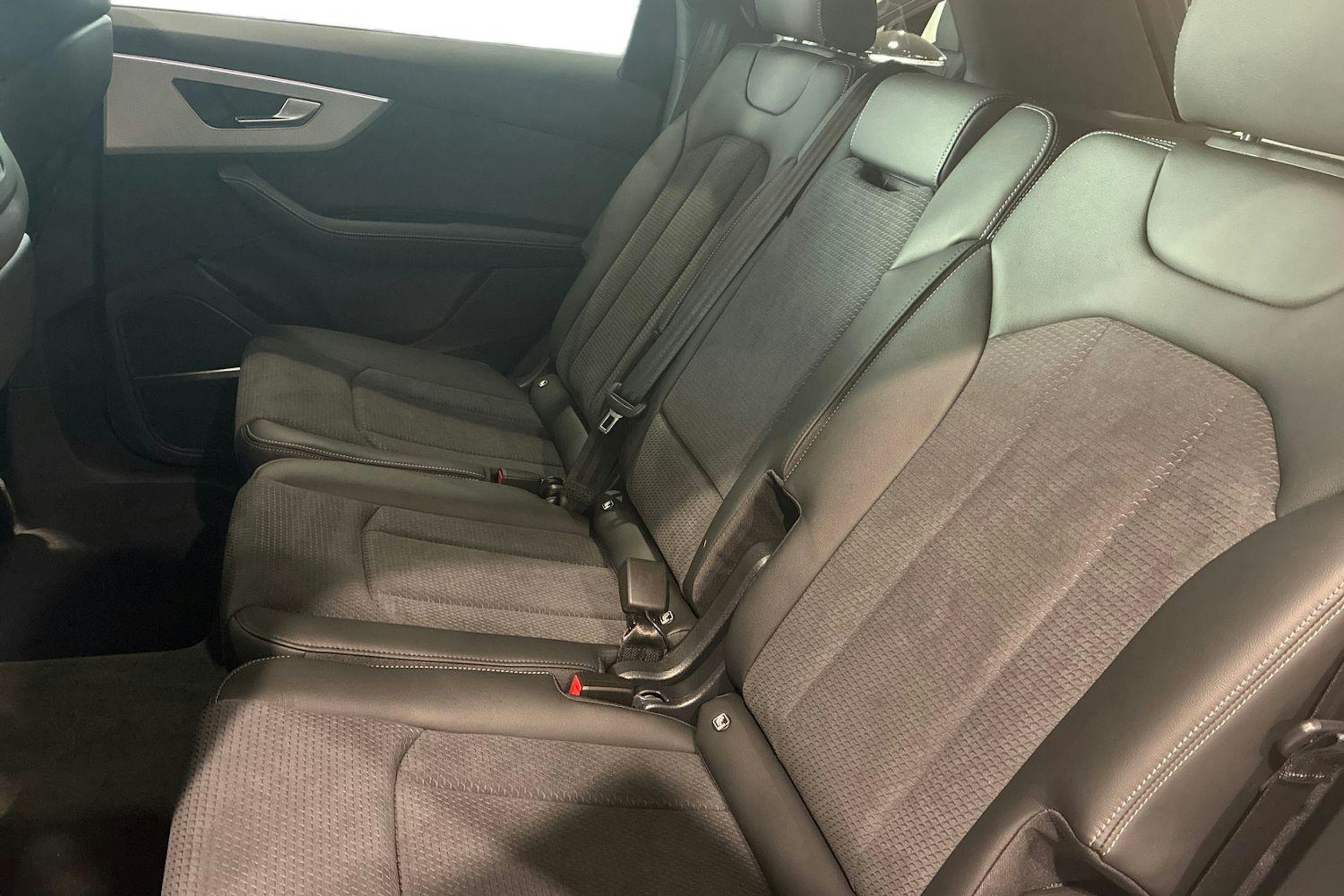 harmaa Audi Q7 2026 kuva 8.