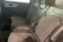 harmaa Audi Q7 2026 kuva 8.