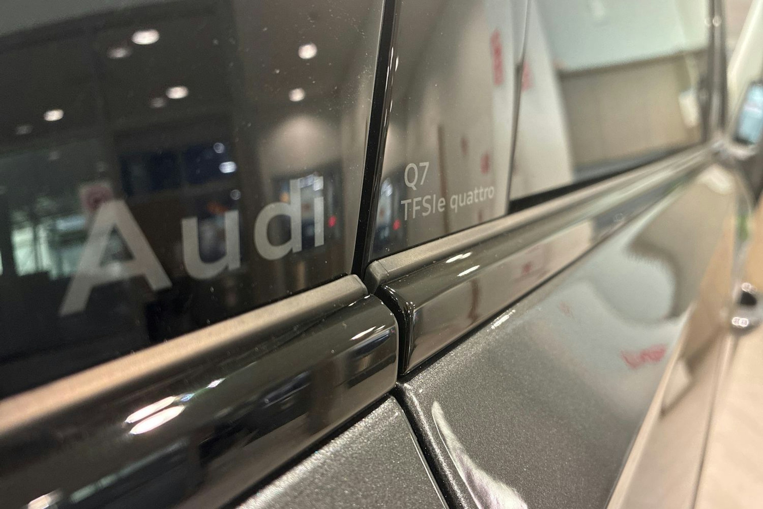 harmaa Audi Q7 2026 kuva 11.