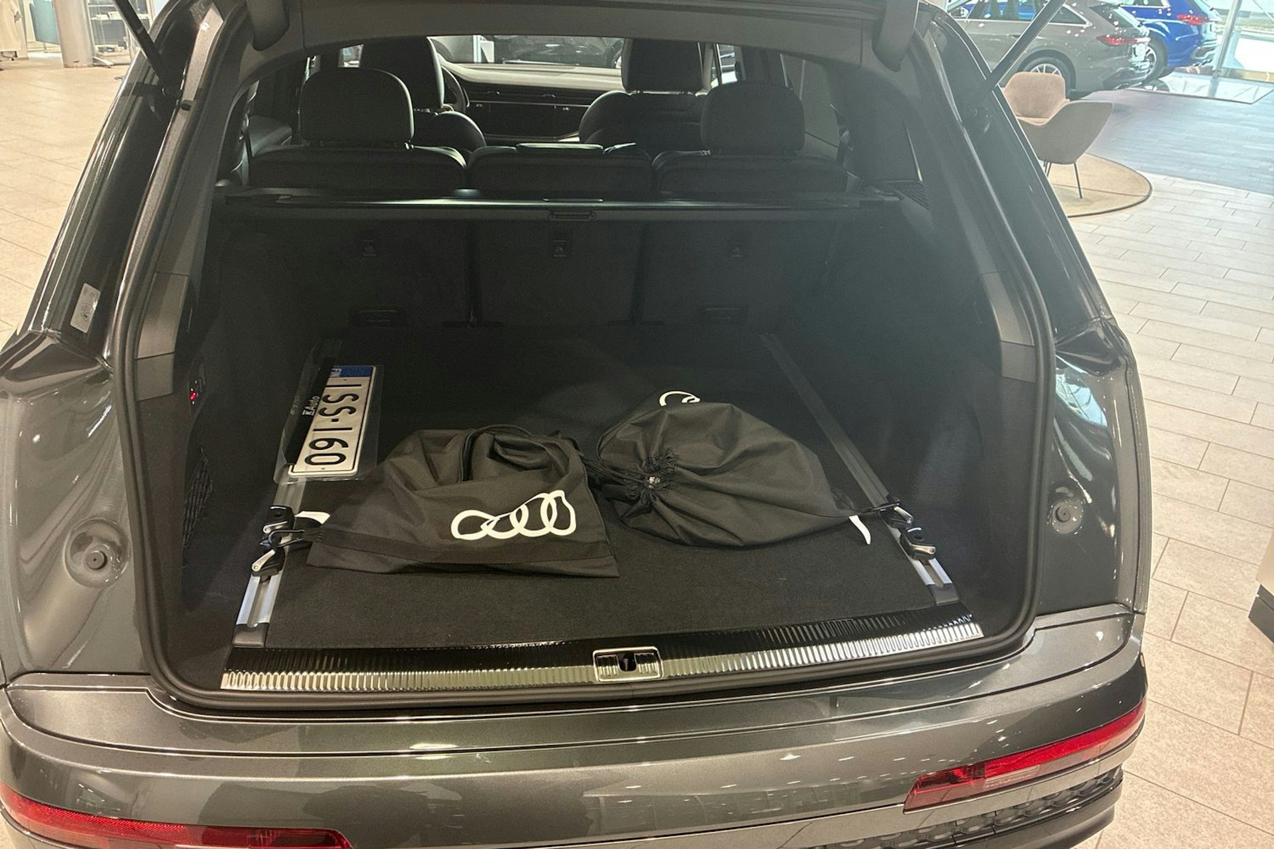 harmaa Audi Q7 2026 kuva 12.