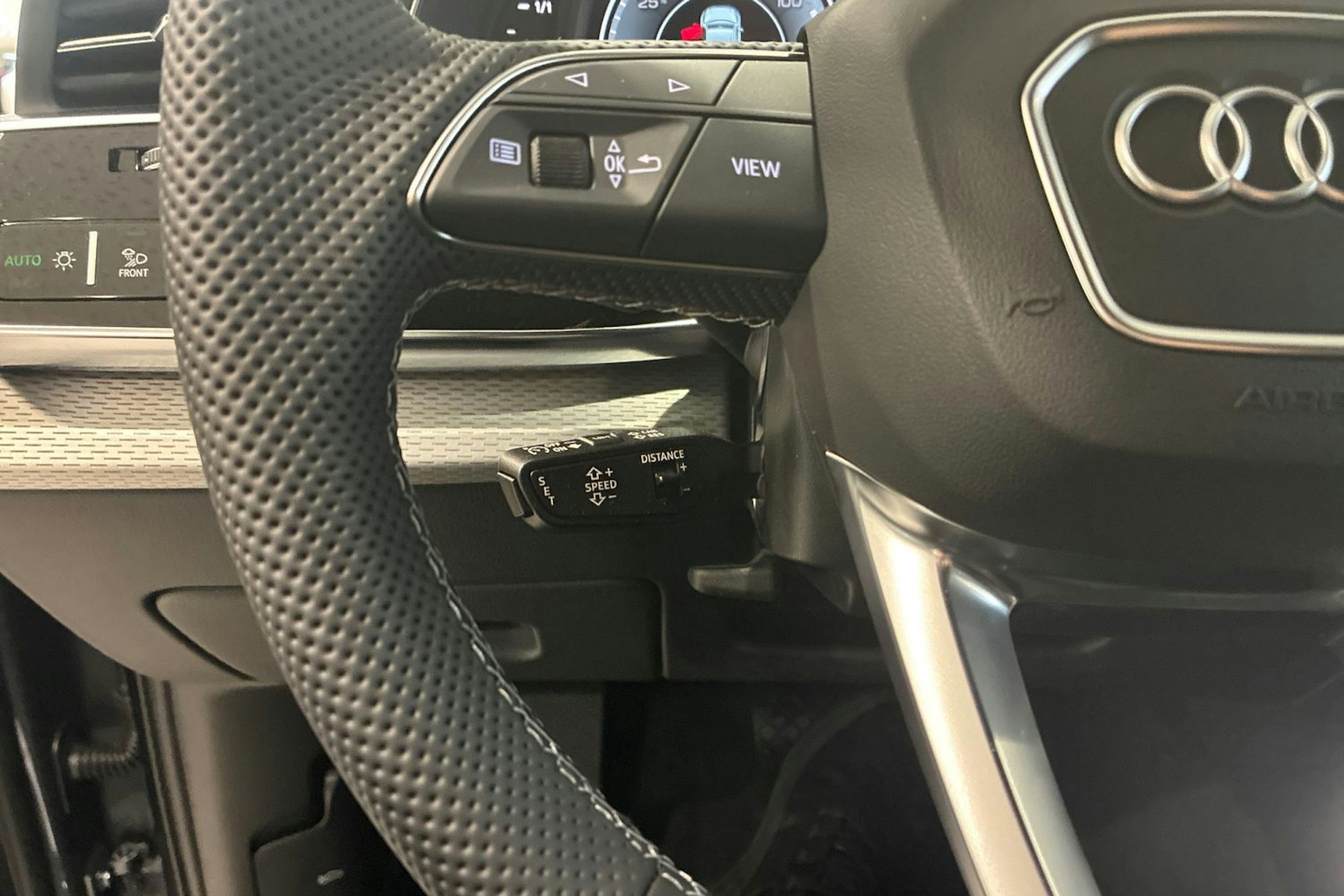 harmaa Audi Q7 2026 kuva 13.