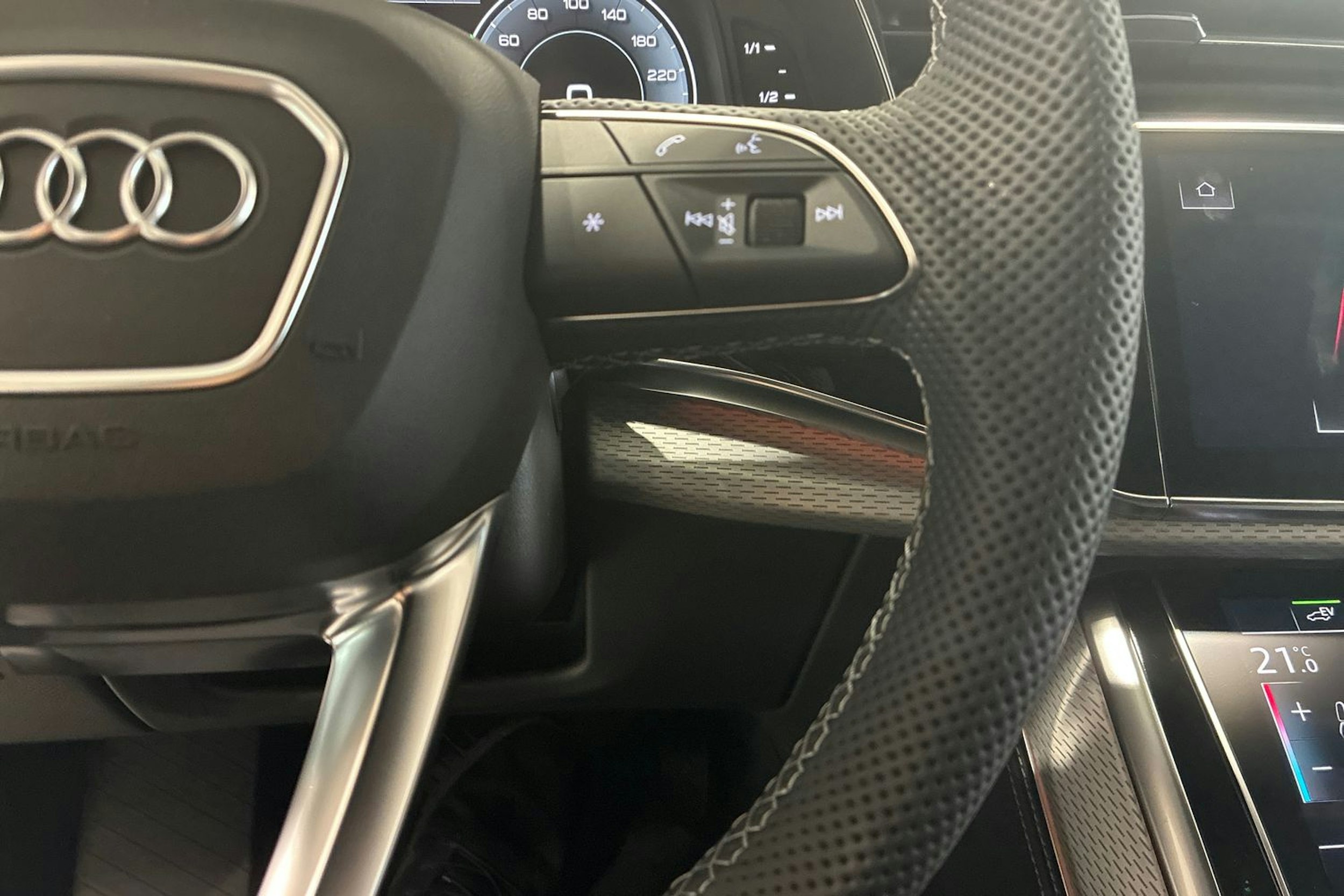 harmaa Audi Q7 2026 kuva 14.