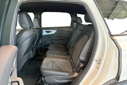 valkoinen Audi Q7 2026 kuva 8.