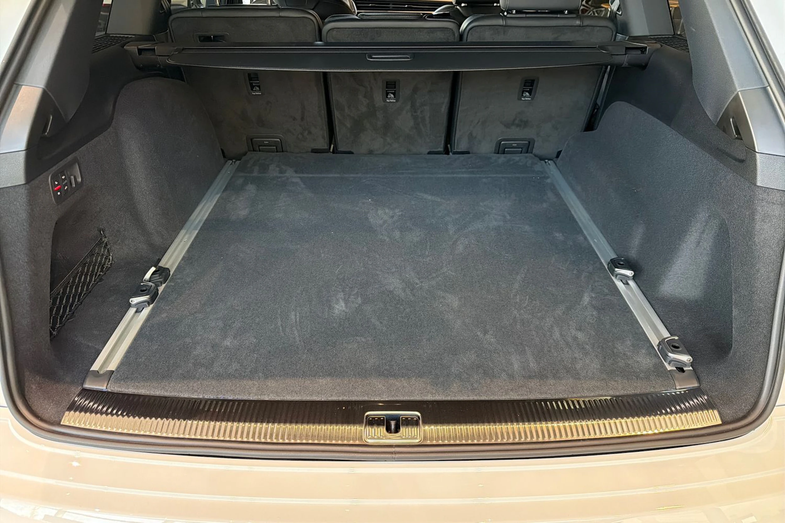 valkoinen Audi Q7 2026 kuva 18.