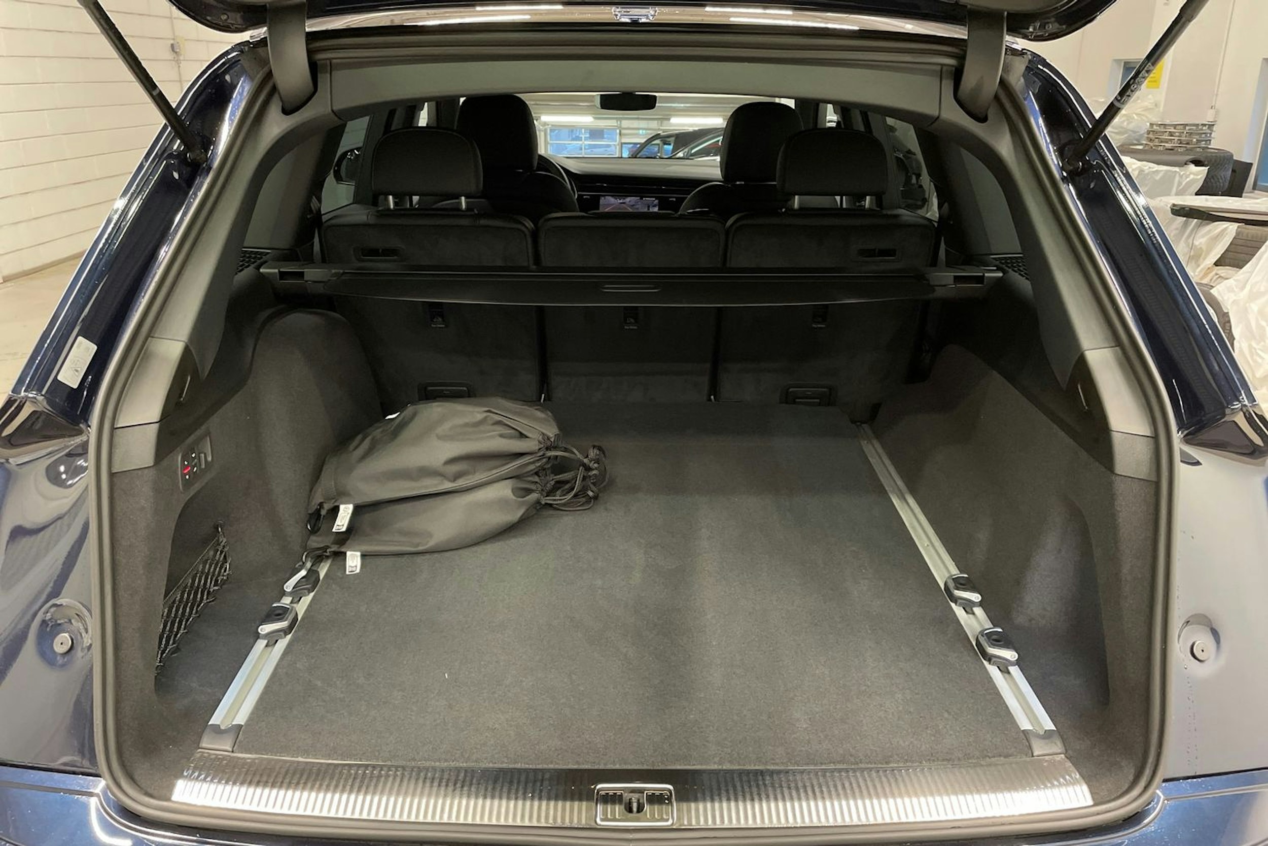 sininen Audi Q7 2026 kuva 14.