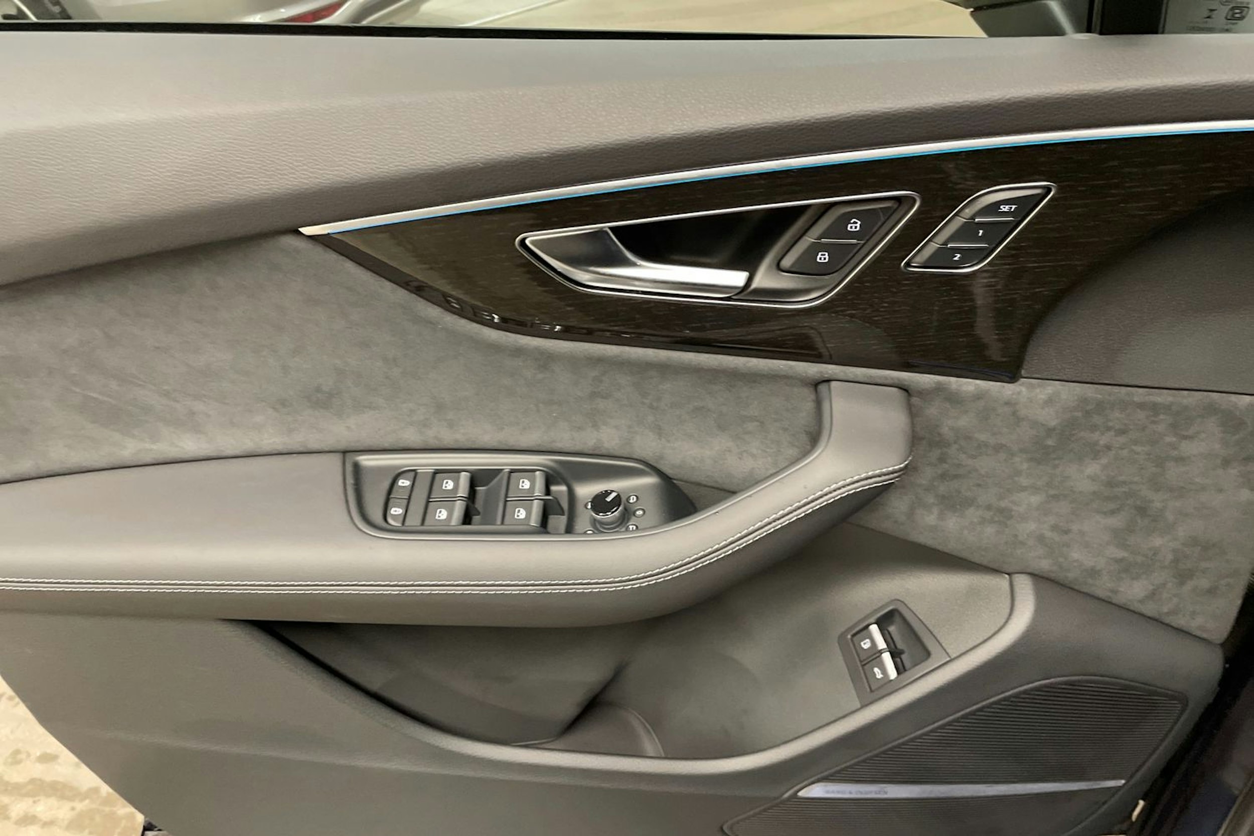 sininen Audi Q7 2026 kuva 18.