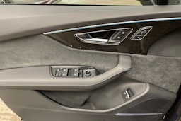 sininen Audi Q7 2026 kuva 18.