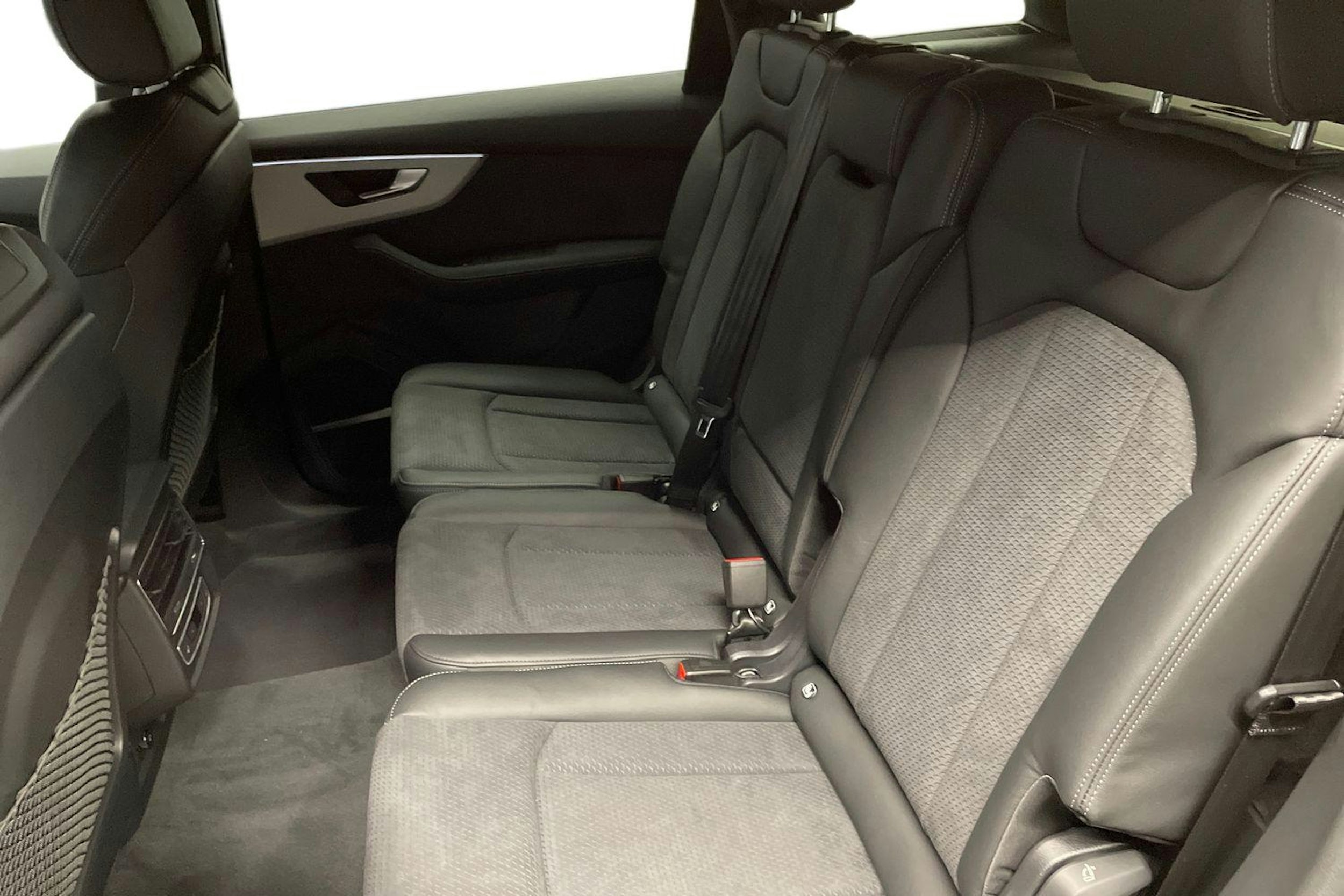 met. harmaa Audi Q7 2026 kuva 8.