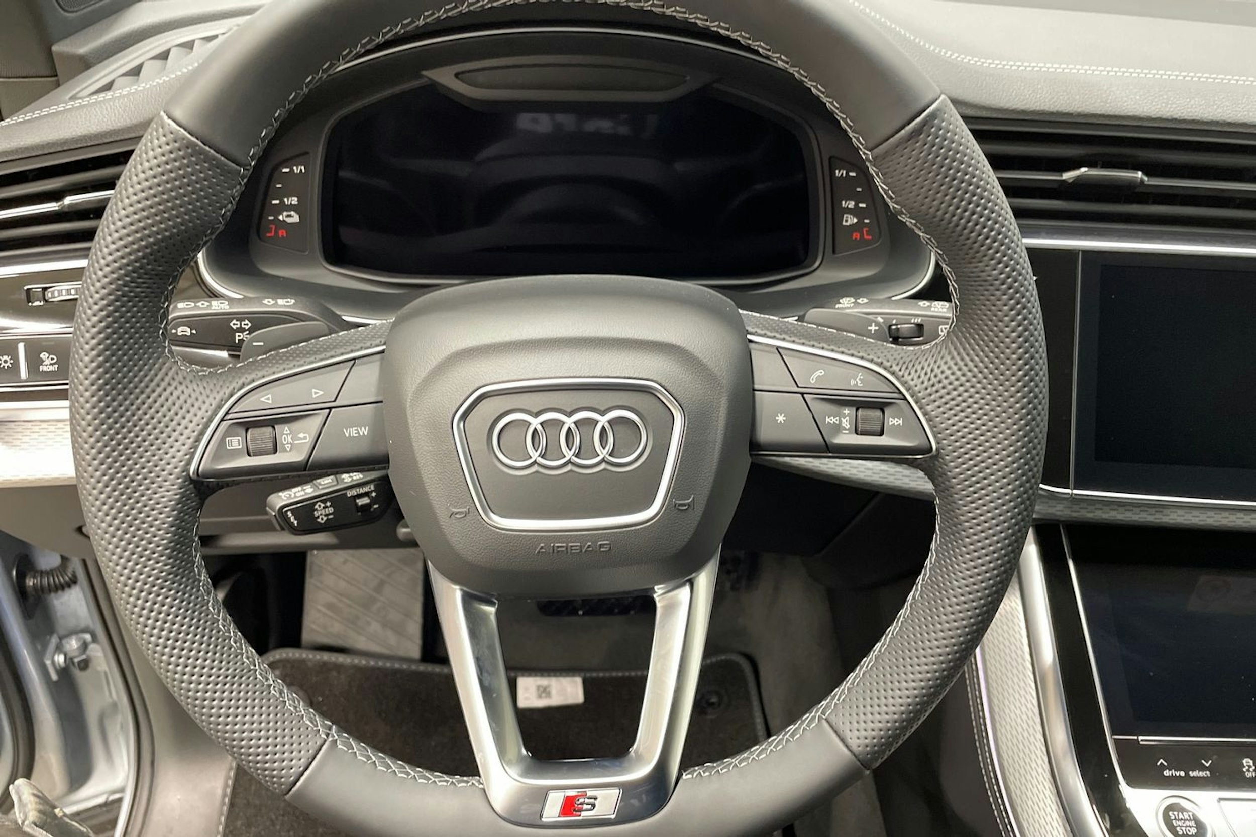 met. harmaa Audi Q7 2026 kuva 11.