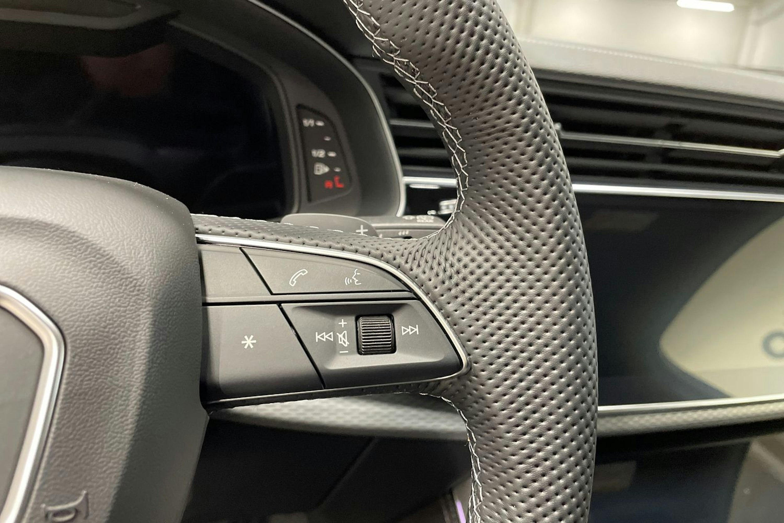 met. harmaa Audi Q7 2026 kuva 13.