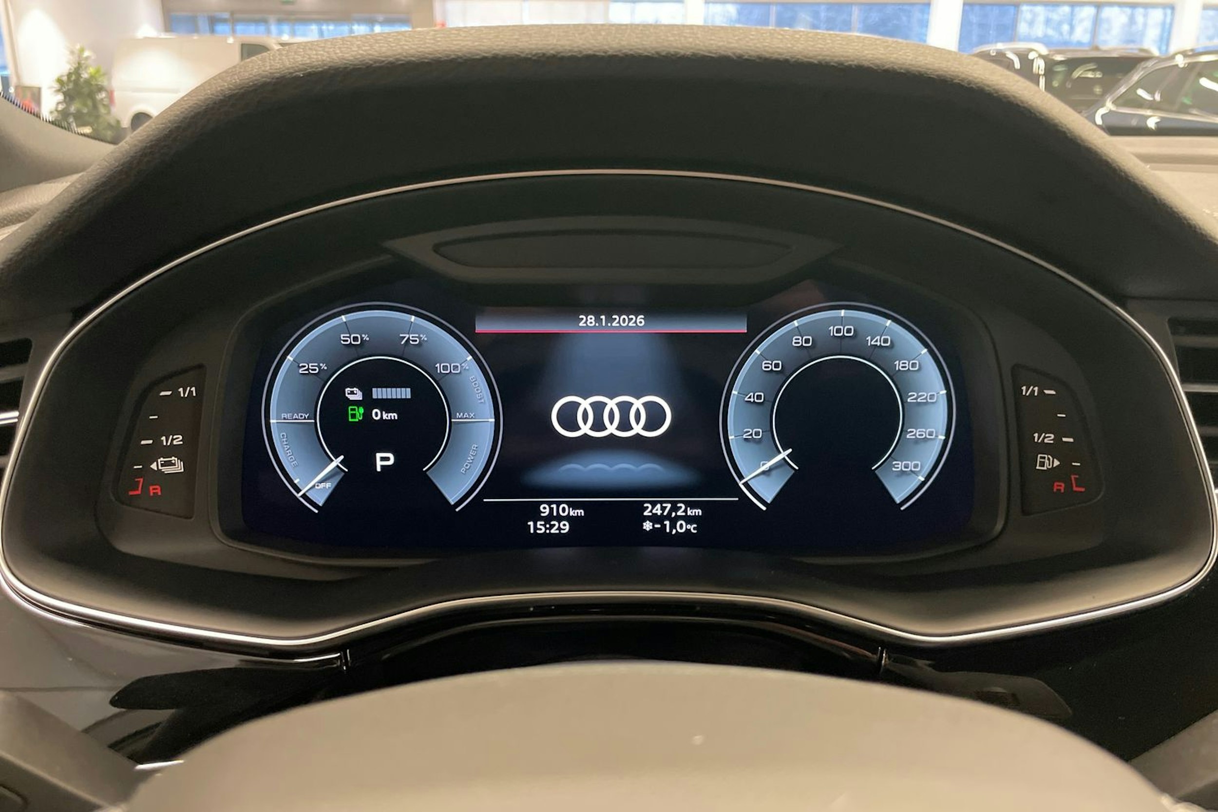 musta Audi Q7 2026 kuva 13.