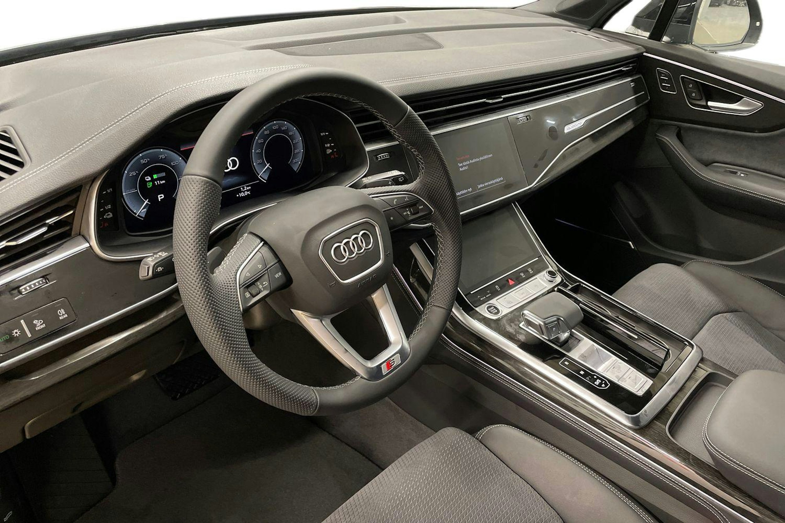 musta Audi Q7 2026 kuva 7.