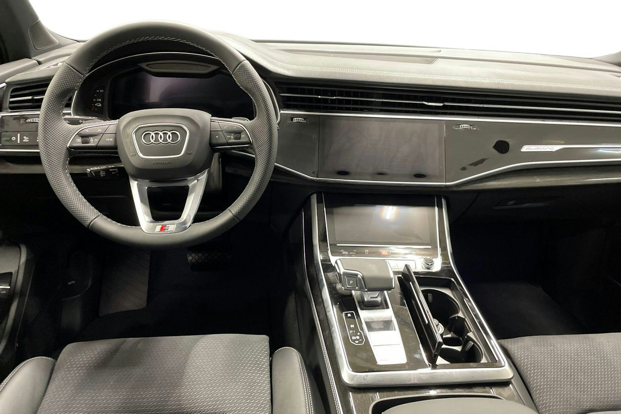 musta Audi Q7 2026 kuva 9.