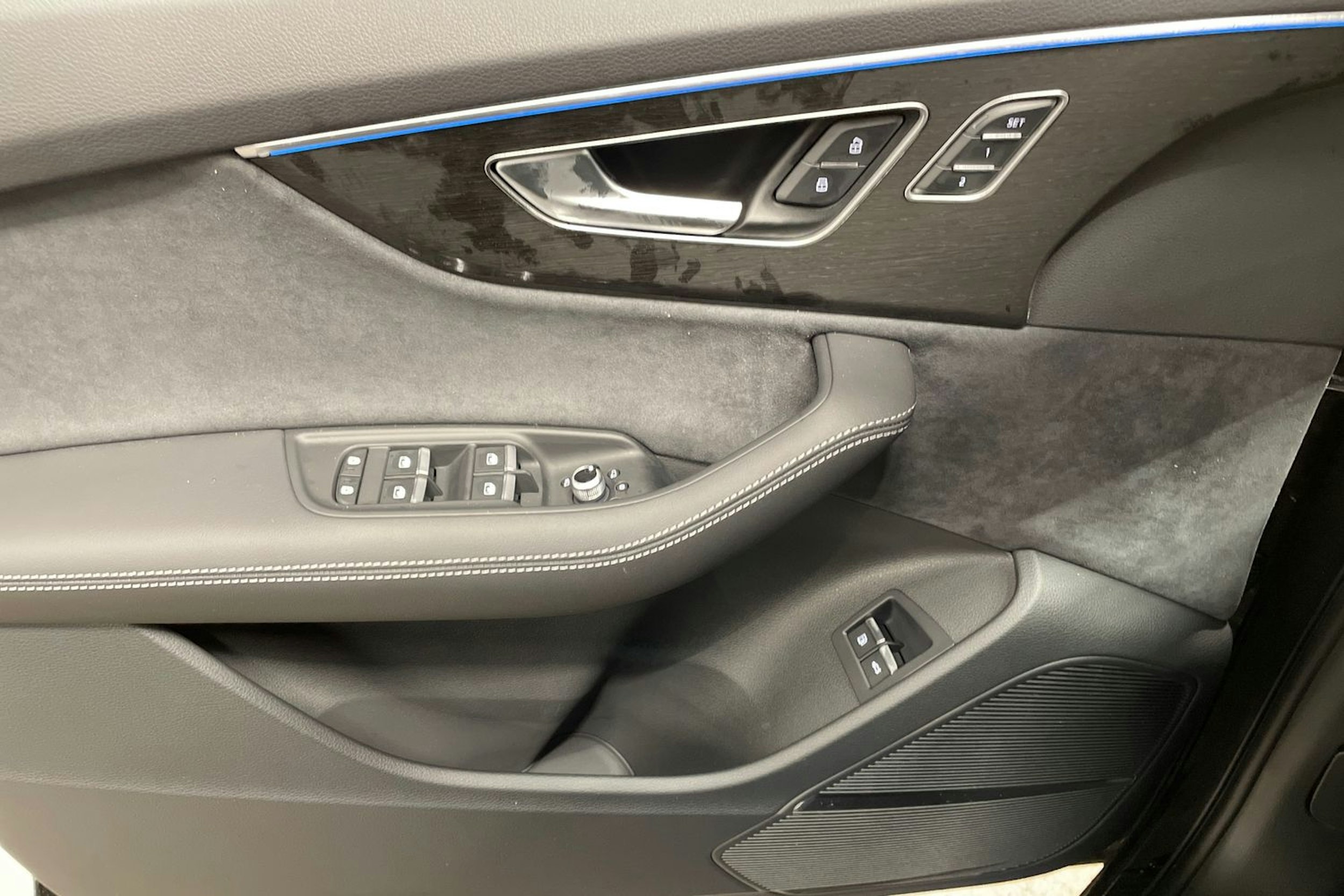 musta Audi Q7 2026 kuva 18.