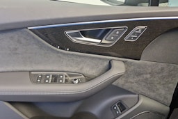 mythos musta Audi Q7 2026 kuva 15.