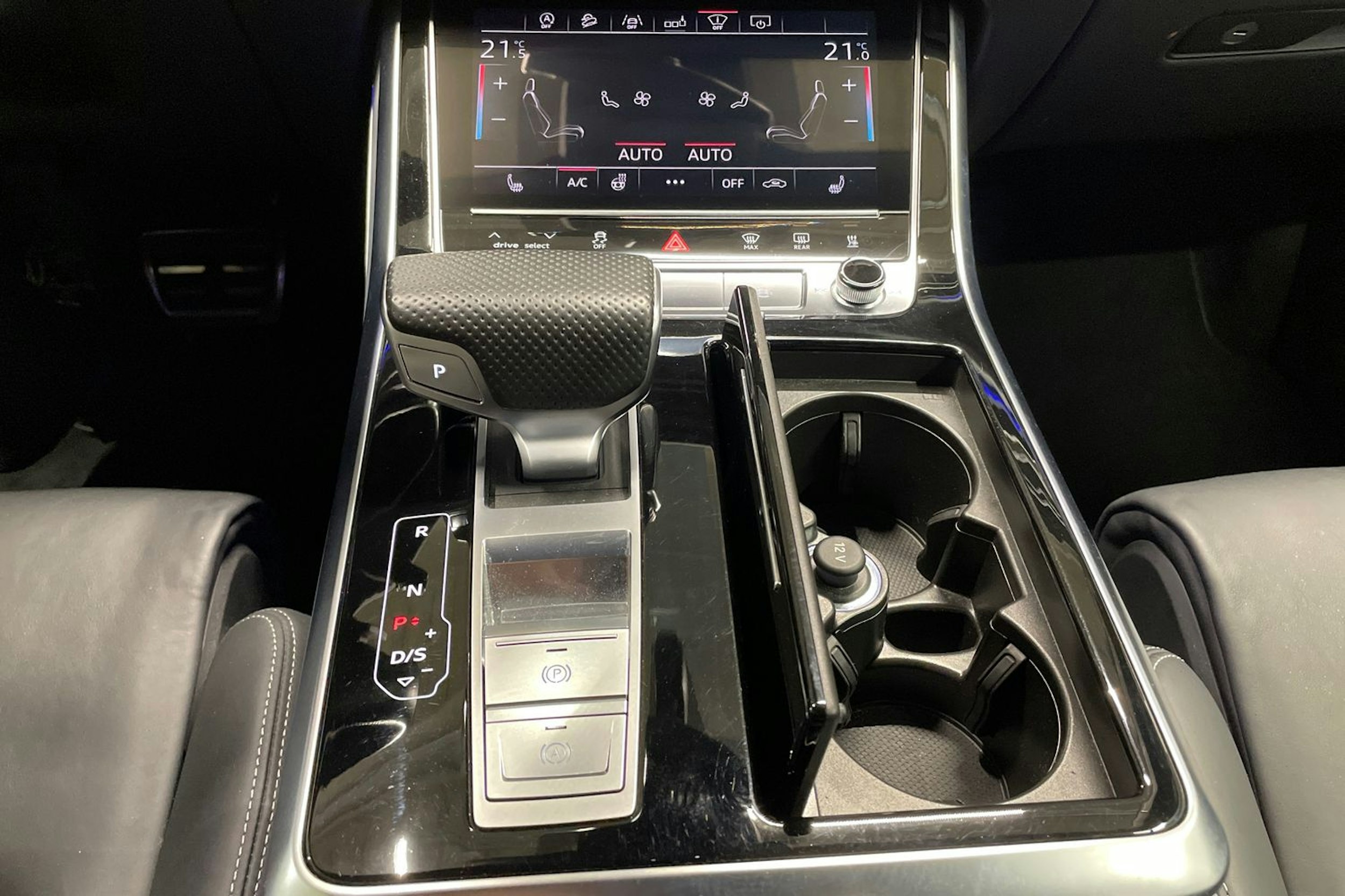 Sininen Audi Q8 2018 kuva 24.
