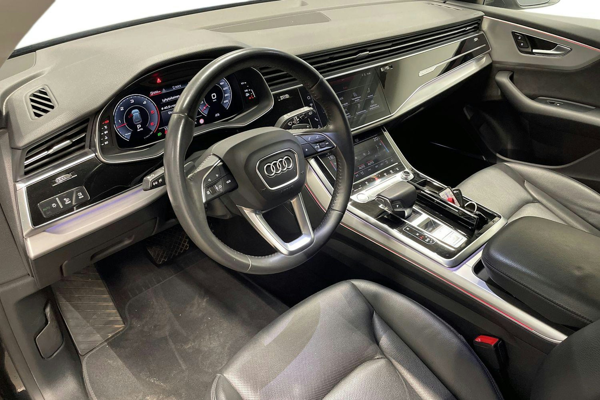 musta Audi Q8 2019 kuva 6.