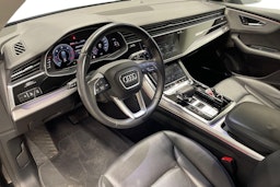 musta Audi Q8 2019 kuva 6.