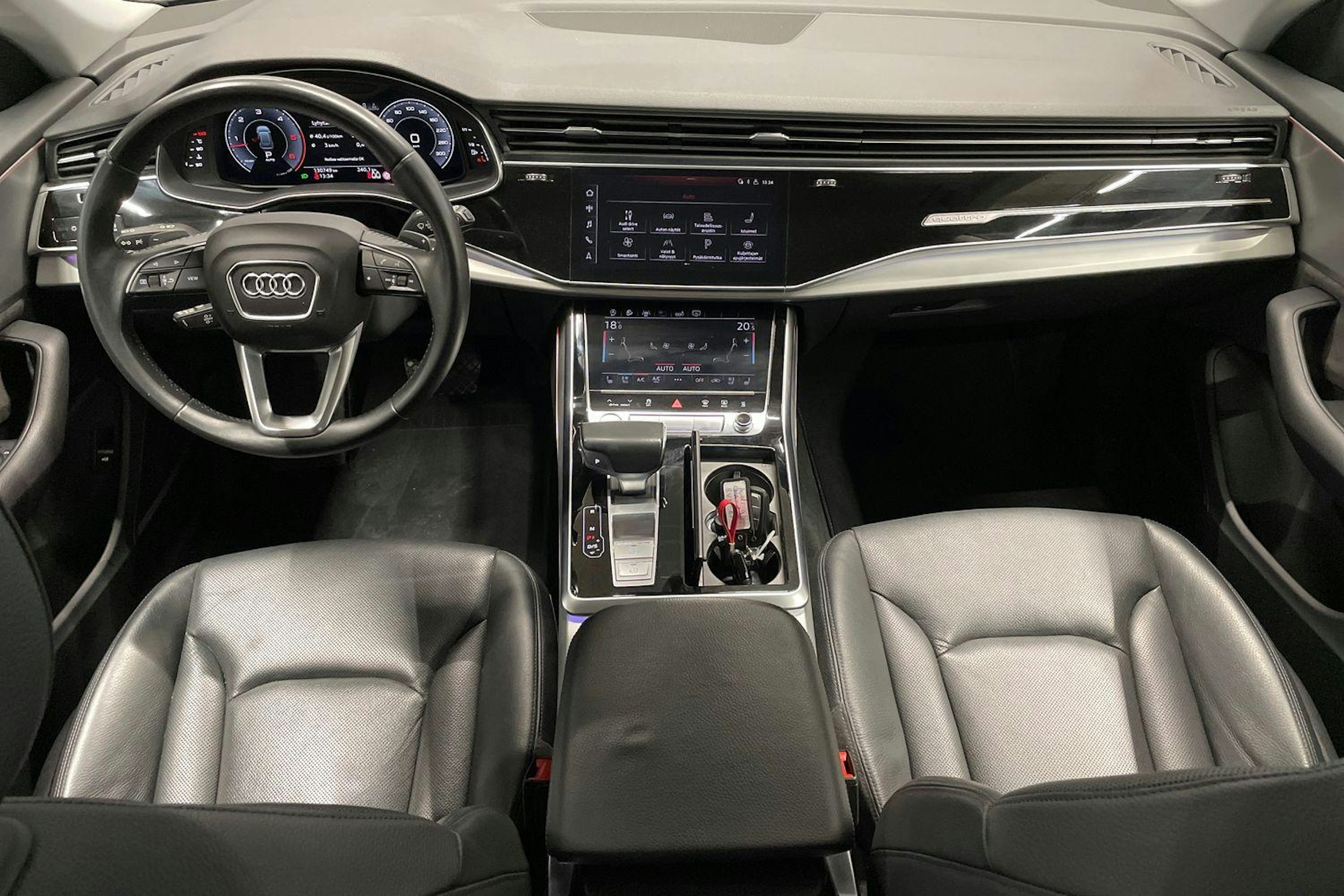 musta Audi Q8 2019 kuva 7.