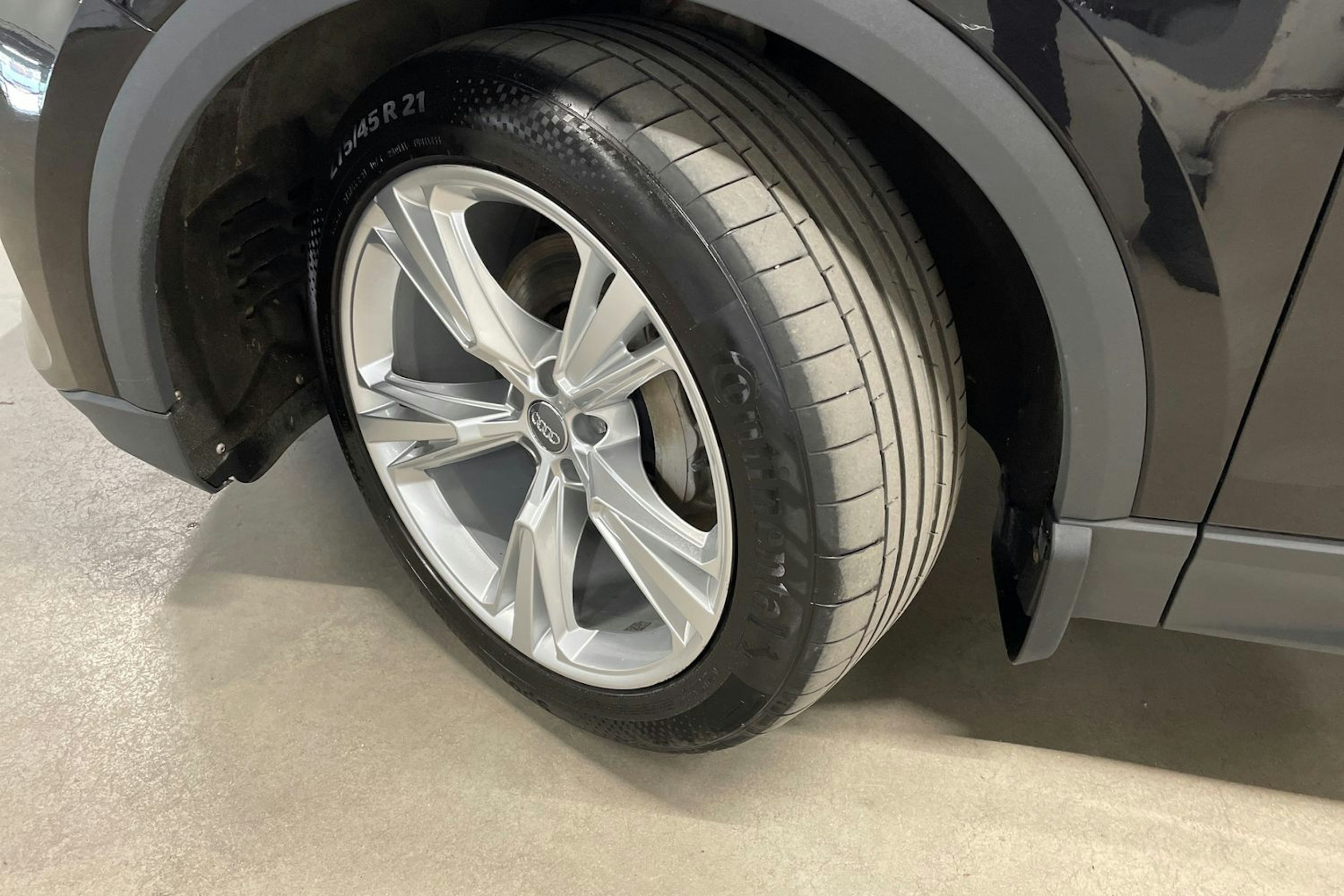 musta Audi Q8 2019 kuva 10.