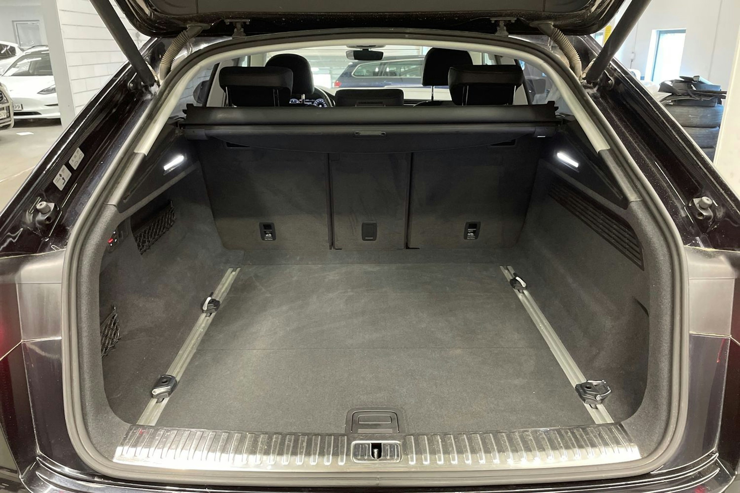 musta Audi Q8 2019 kuva 11.