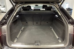 musta Audi Q8 2019 kuva 11.