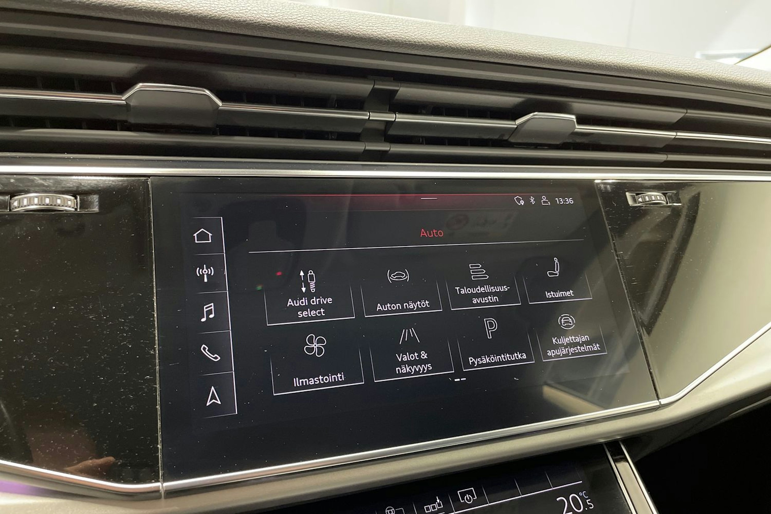 musta Audi Q8 2019 kuva 13.