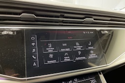 musta Audi Q8 2019 kuva 13.