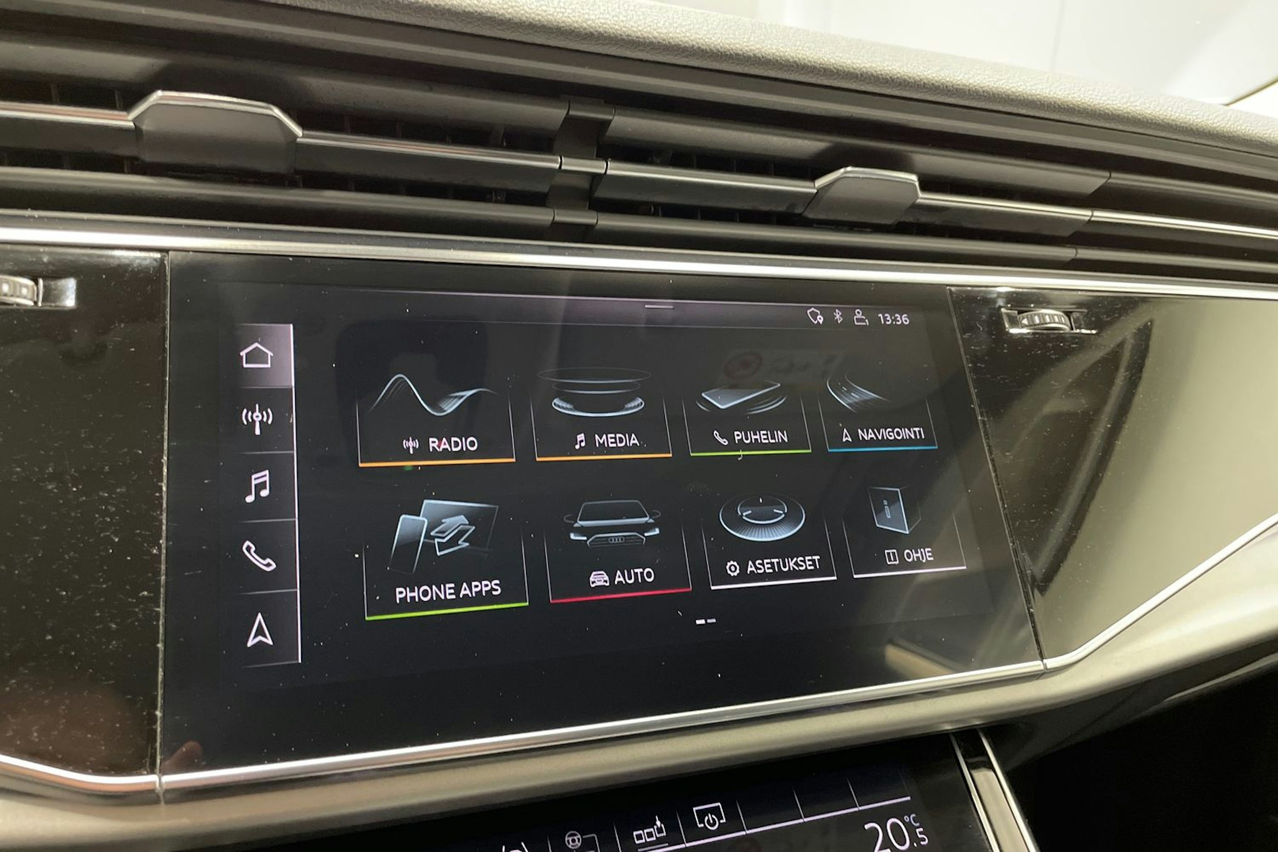musta Audi Q8 2019 kuva 15.