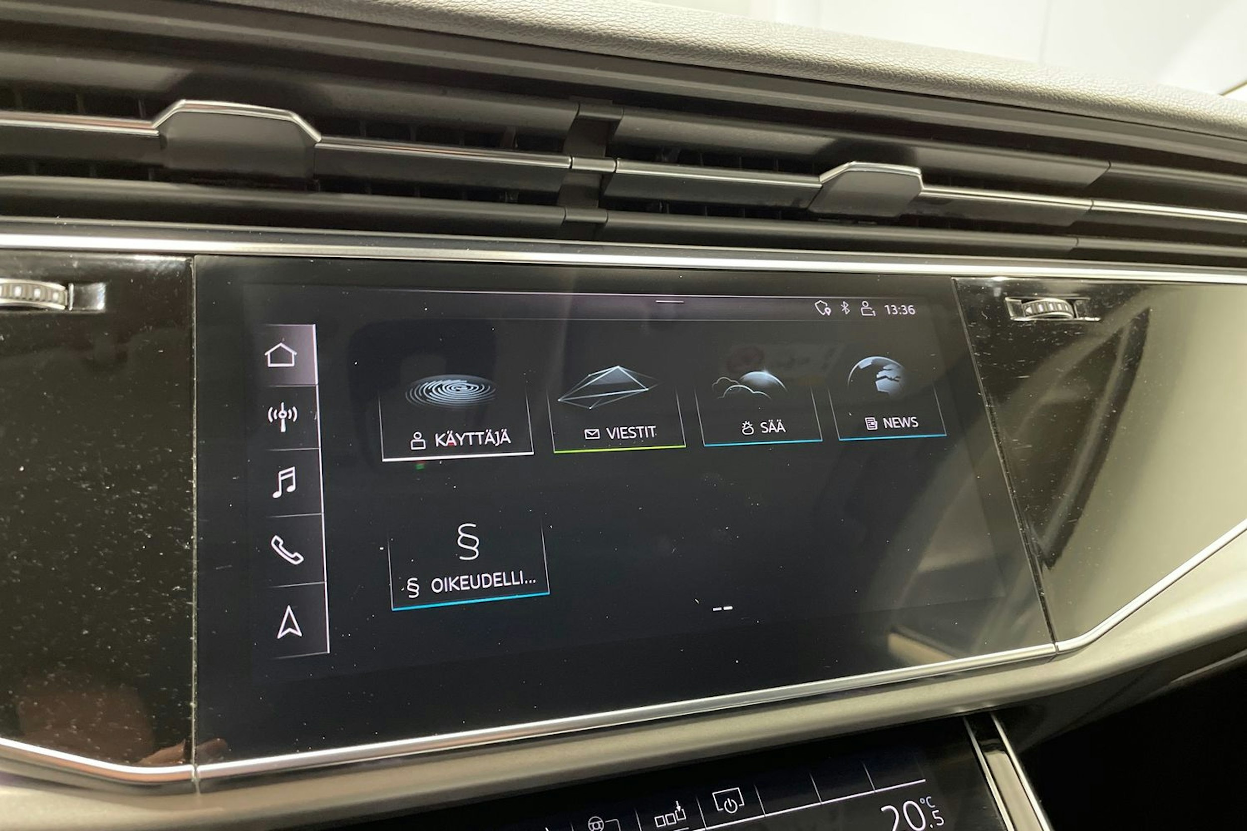 musta Audi Q8 2019 kuva 16.