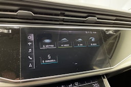 musta Audi Q8 2019 kuva 16.