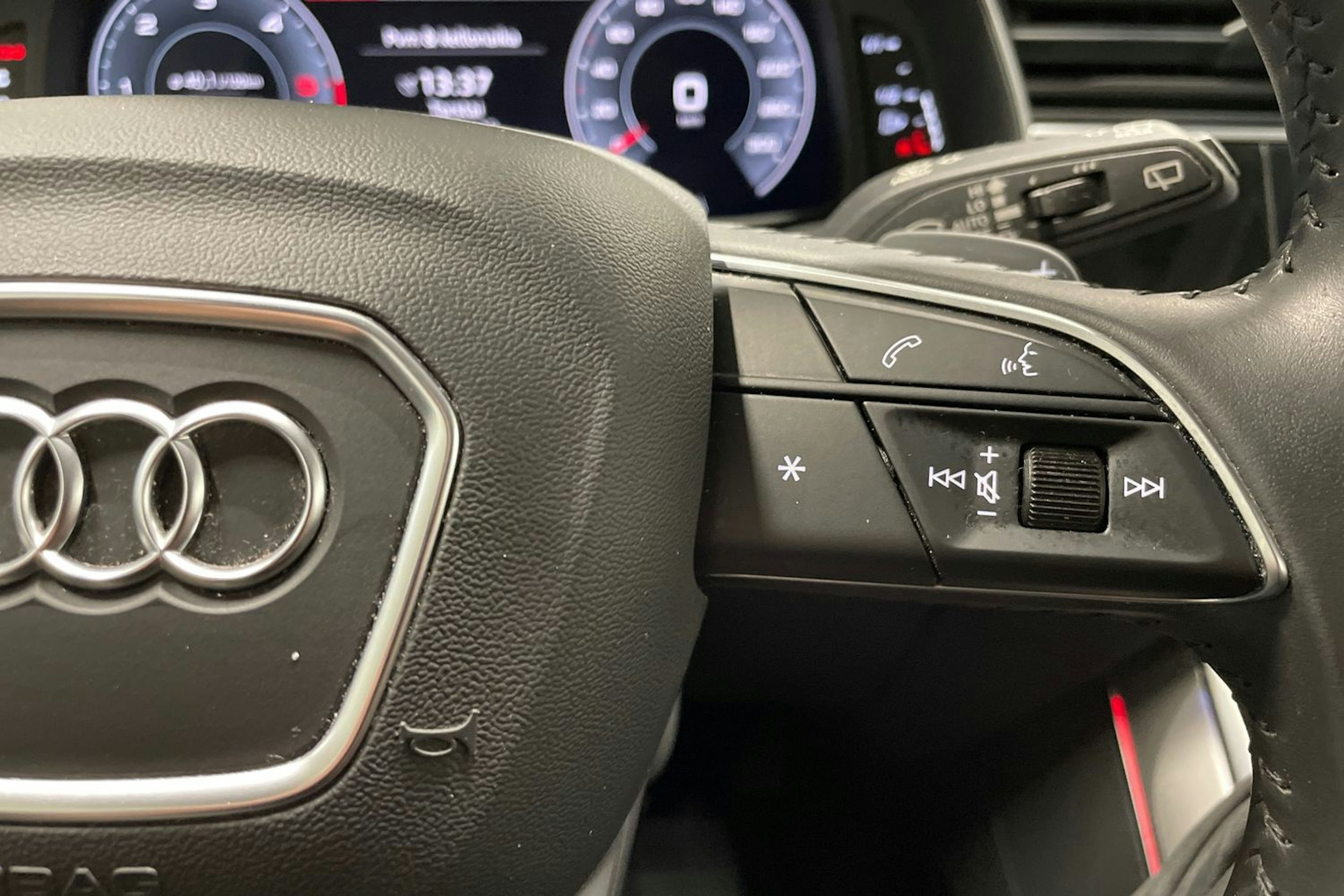 musta Audi Q8 2019 kuva 23.