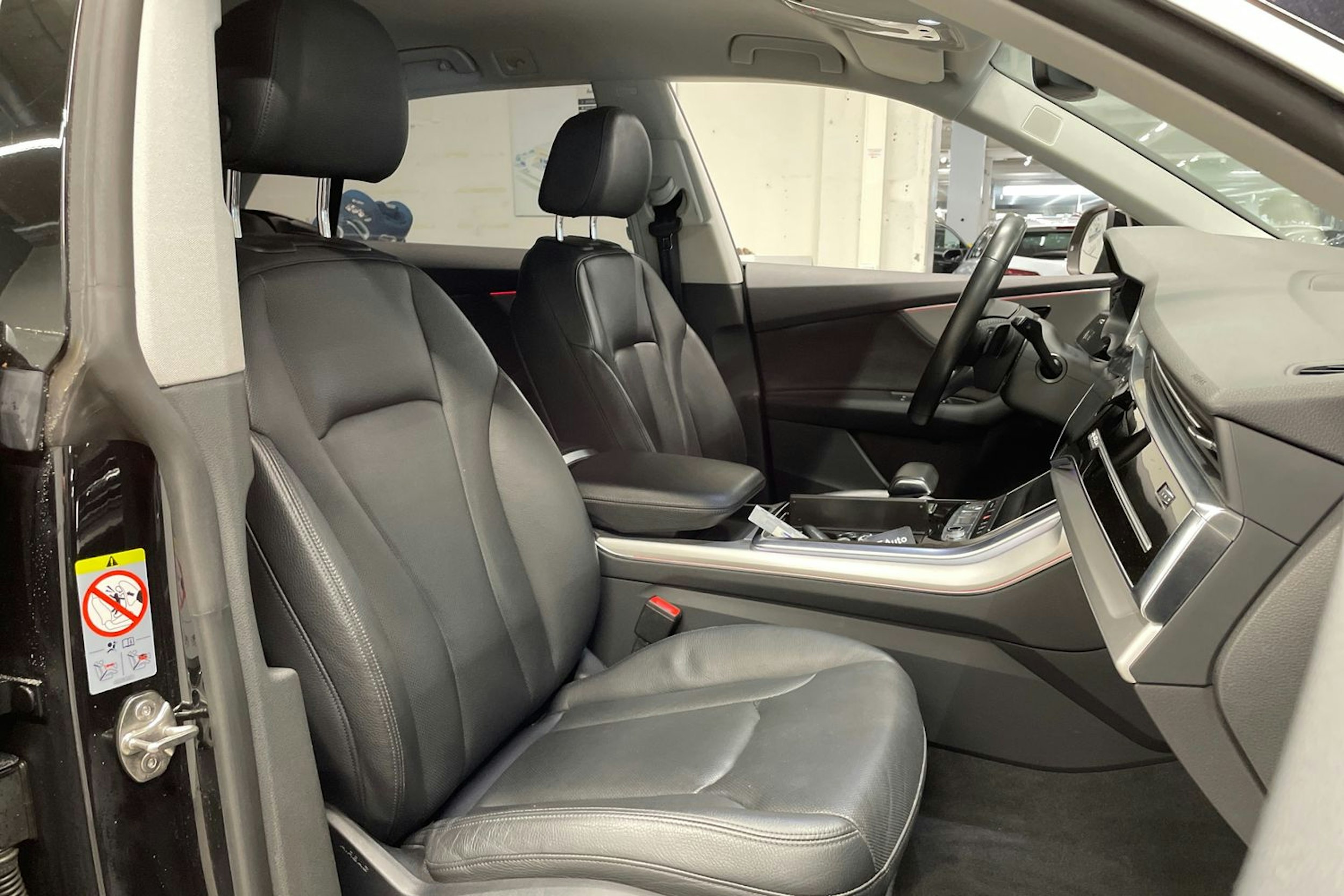 musta Audi Q8 2019 kuva 27.