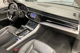 musta Audi Q8 2019 kuva 28.