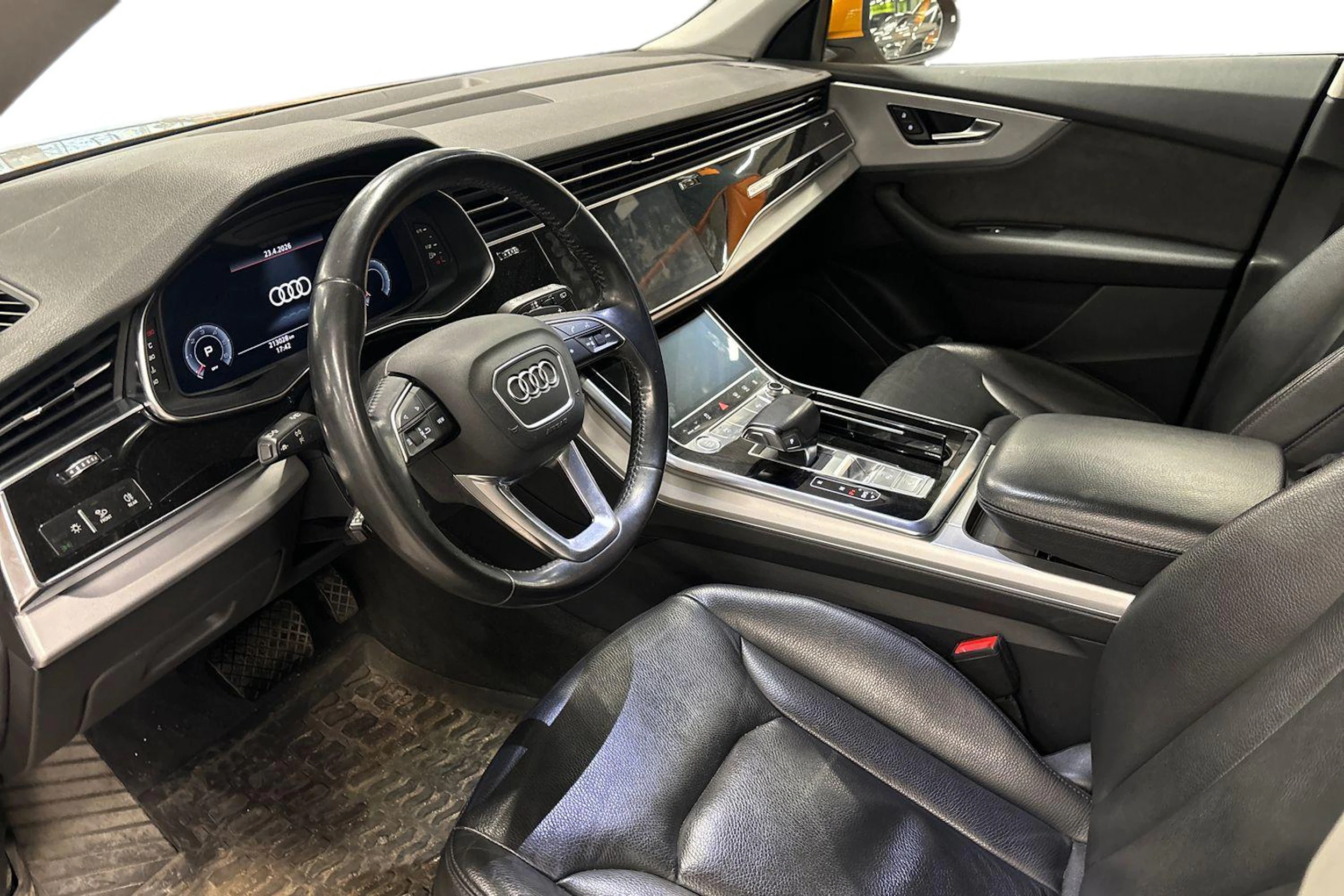 sininen Audi Q8 2019 kuva 3.