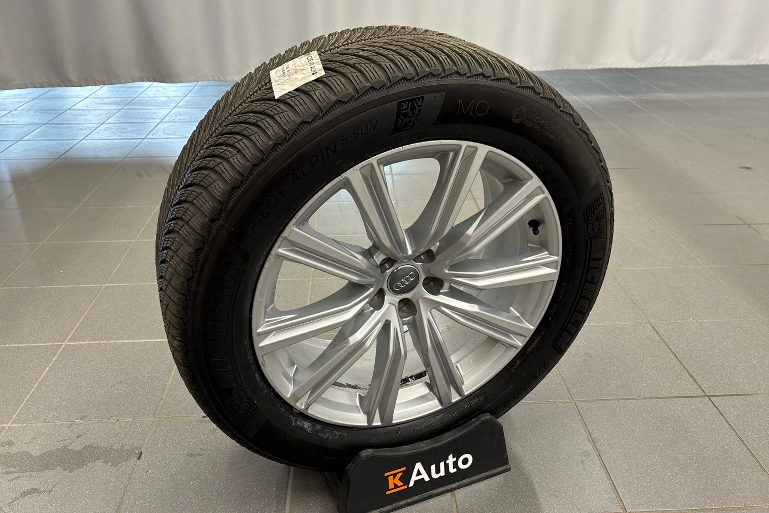 sininen Audi Q8 2019 kuva 13.
