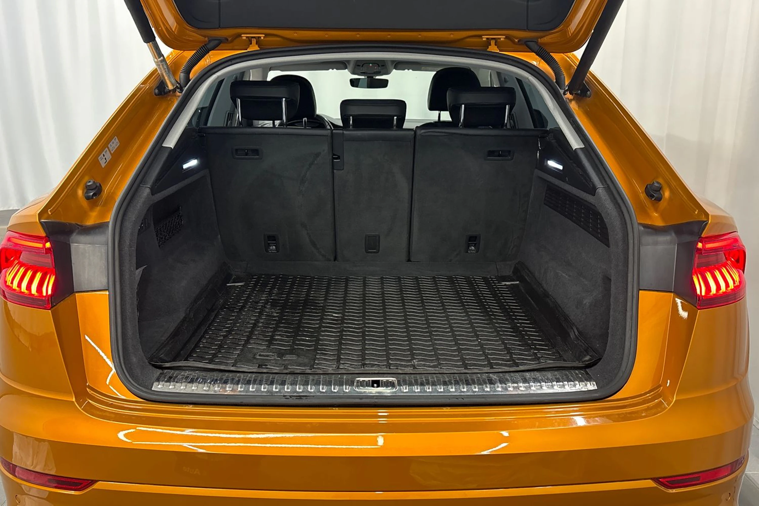sininen Audi Q8 2019 kuva 16.