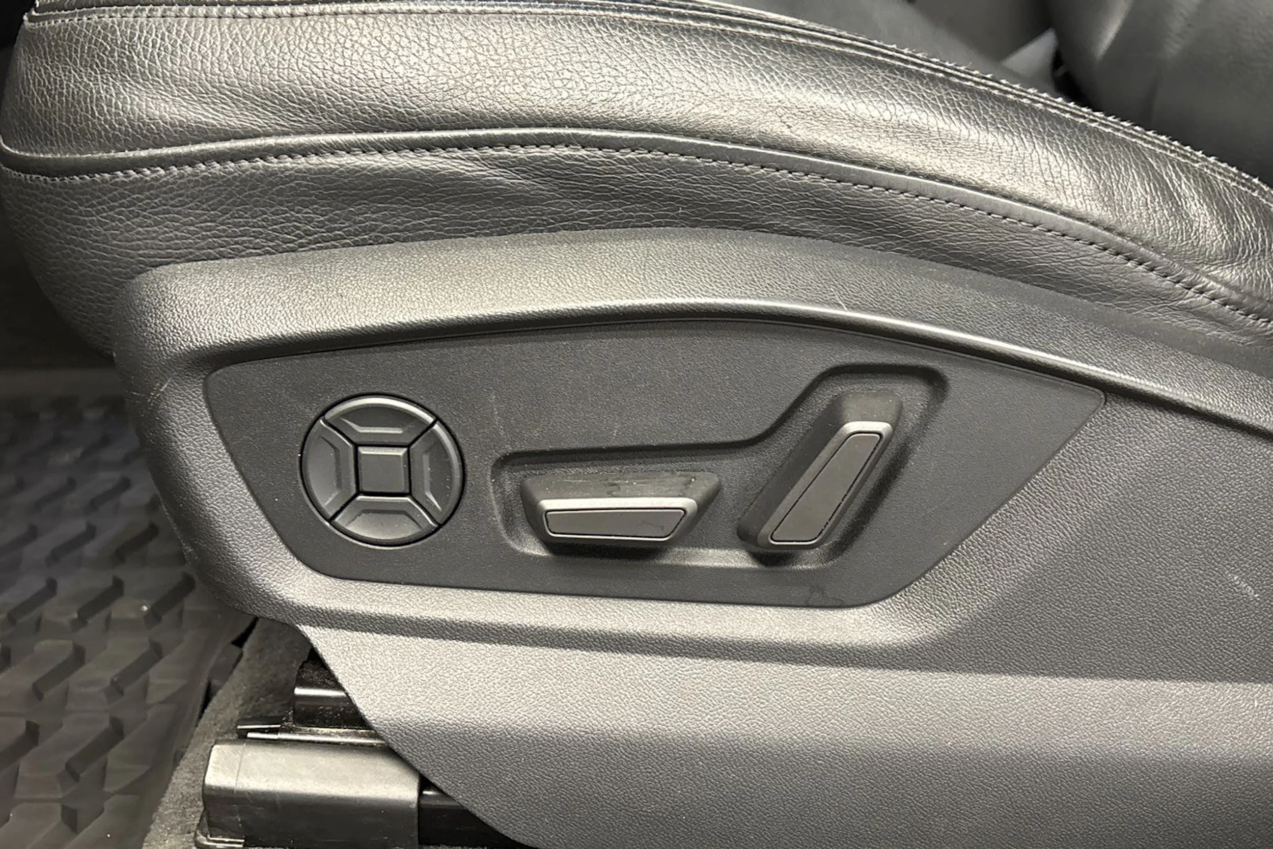 sininen Audi Q8 2019 kuva 21.