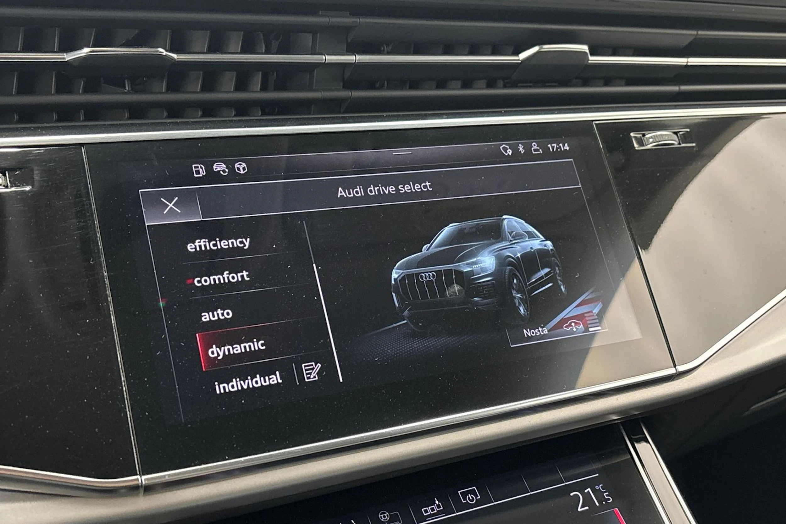 sininen Audi Q8 2019 kuva 29.
