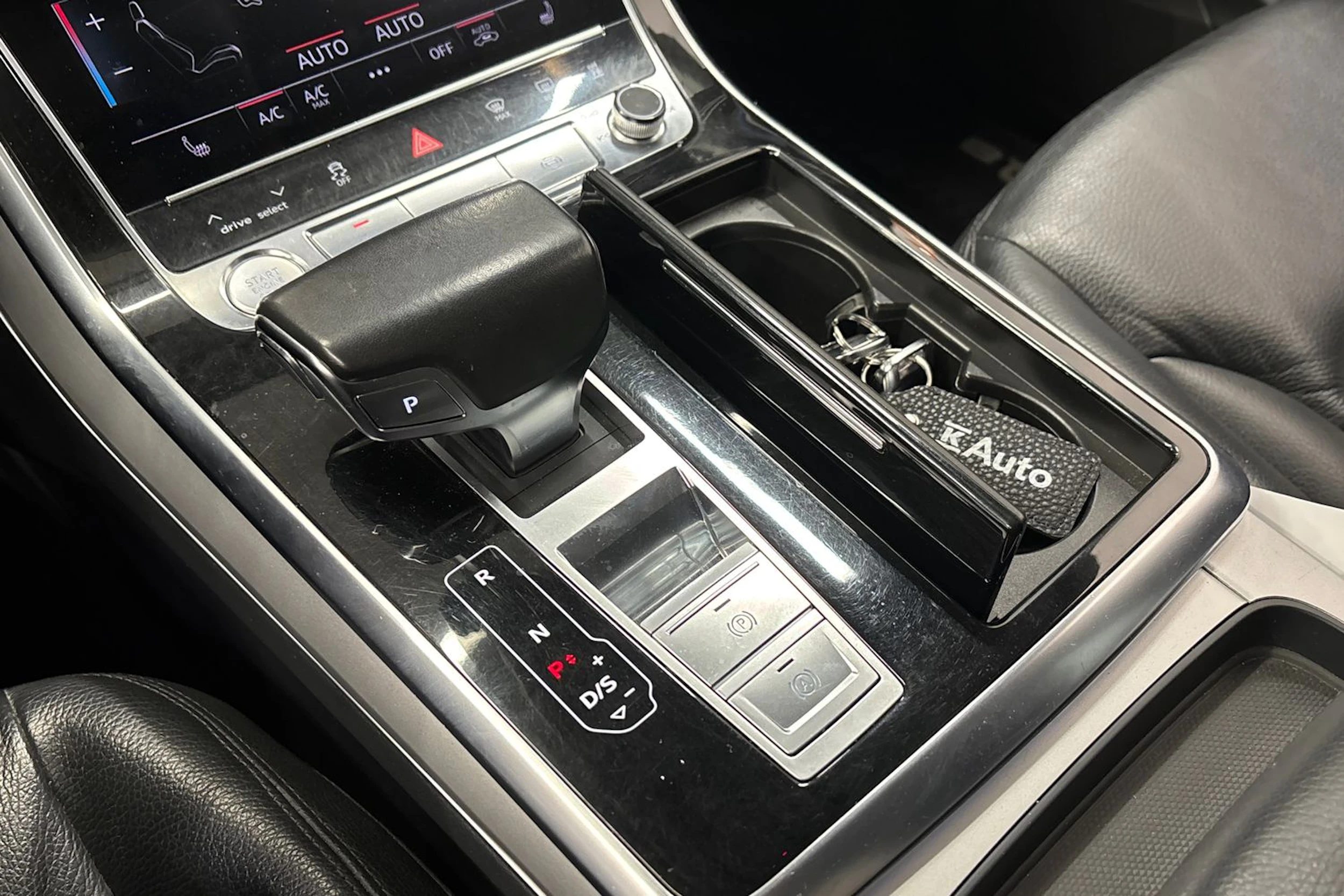 sininen Audi Q8 2019 kuva 32.