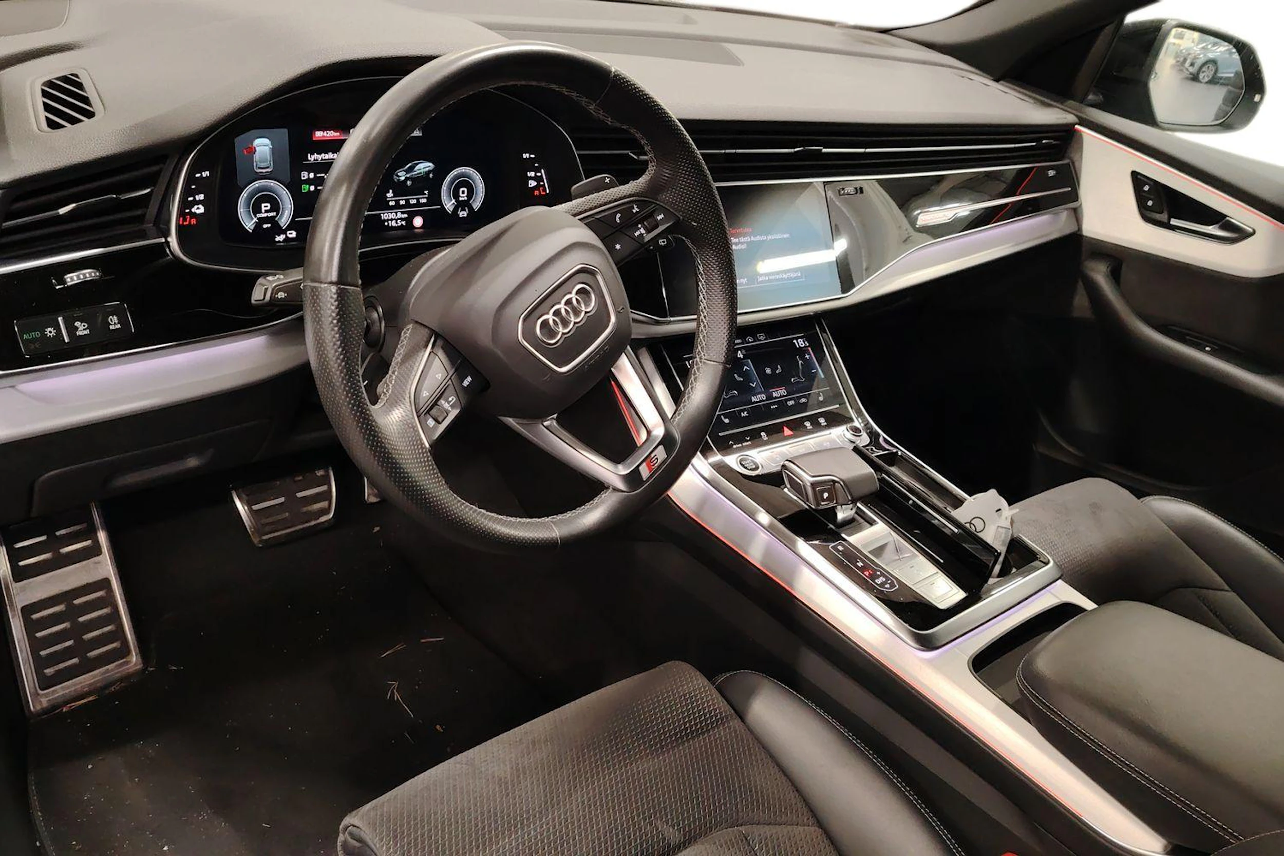 Musta Audi Q8 2021 kuva 3.