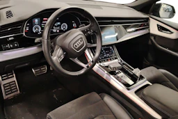 Musta Audi Q8 2021 kuva 3.