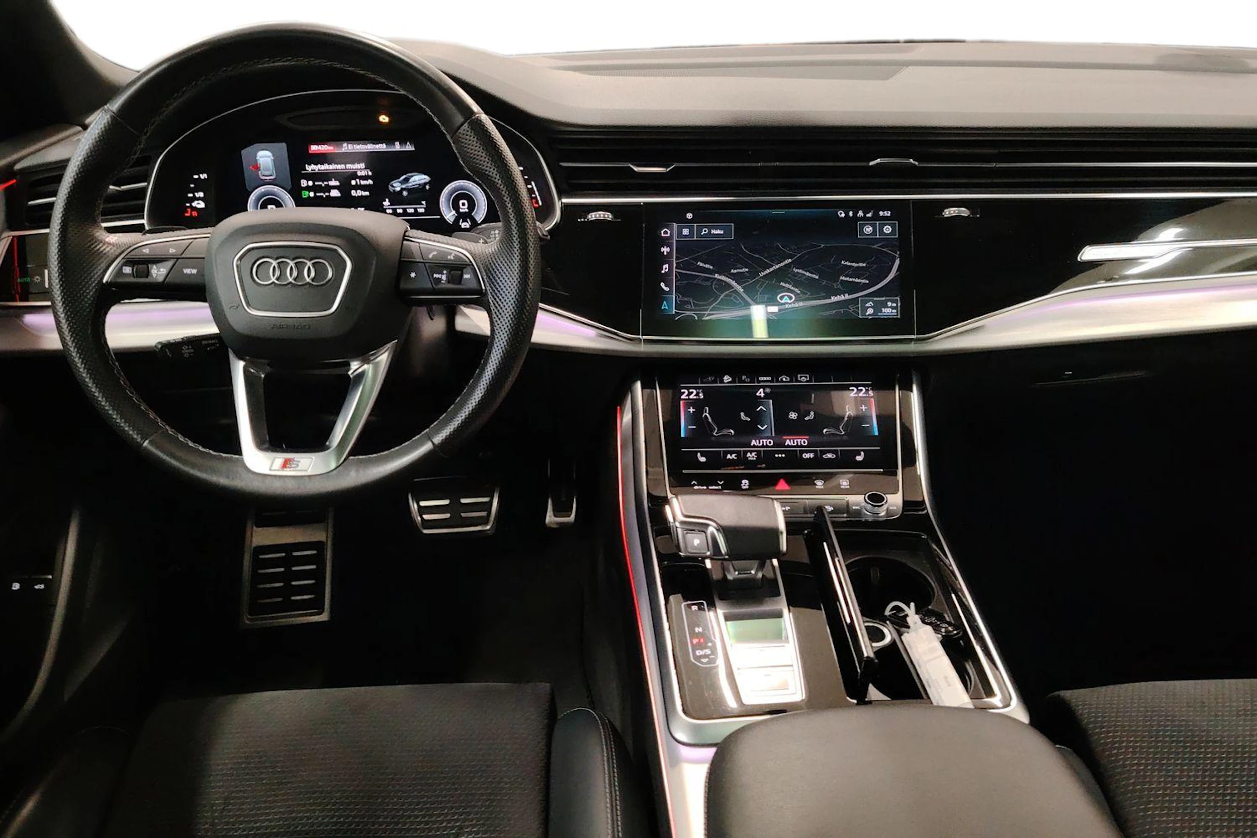 Musta Audi Q8 2021 kuva 7.
