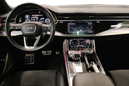 Musta Audi Q8 2021 kuva 7.
