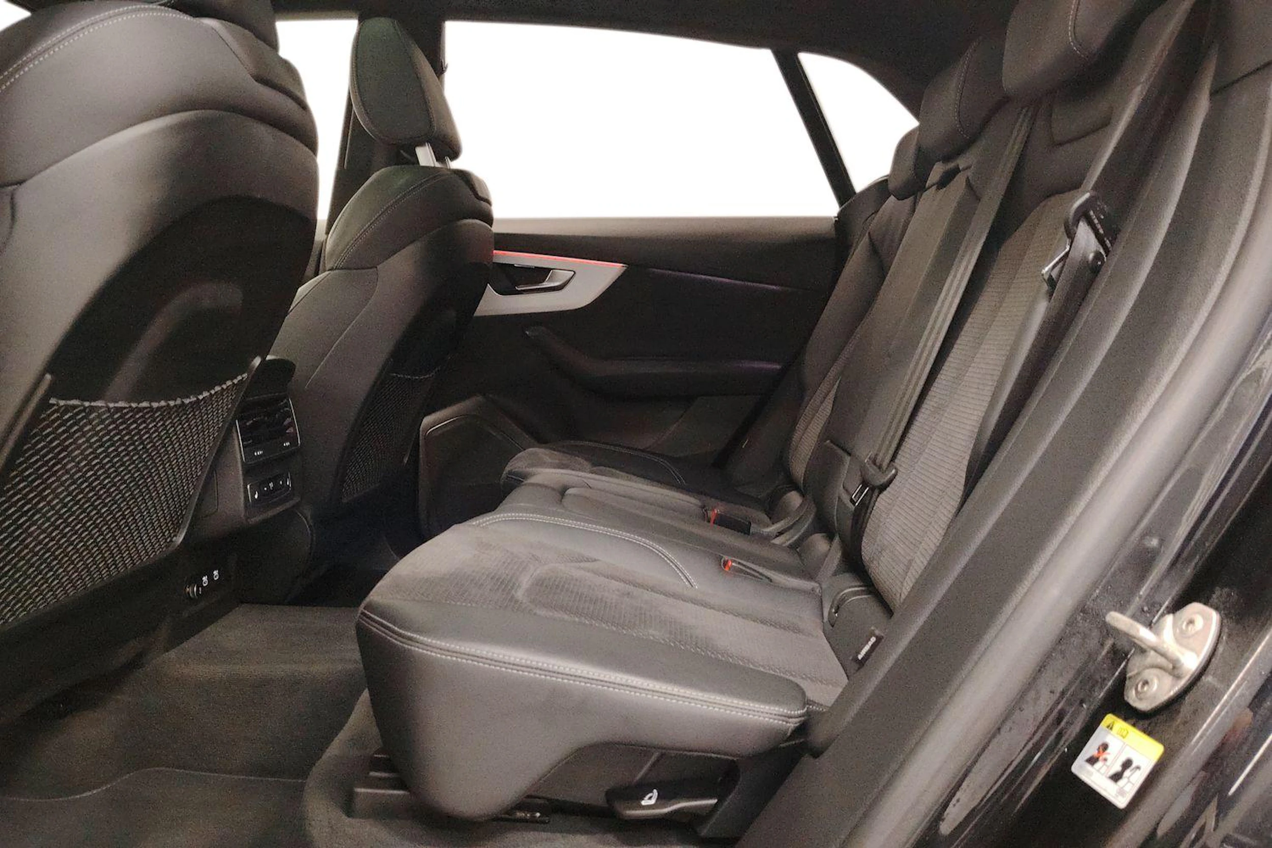 Musta Audi Q8 2021 kuva 8.