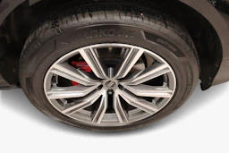 Musta Audi Q8 2021 kuva 9.