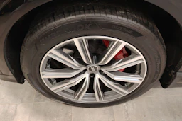 Musta Audi Q8 2021 kuva 10.